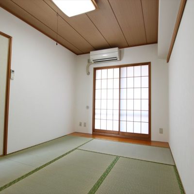 約６帖の和室。南東向きの明るく暖かいお部屋です。