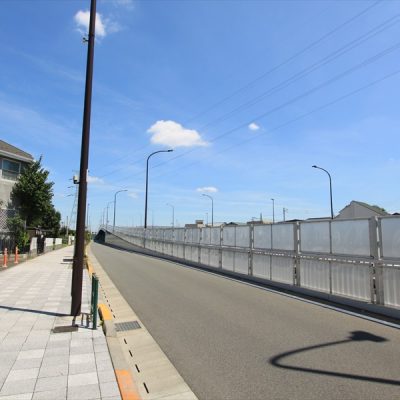 整備された歩道を通って、スーパーまで徒歩3分!生活しやすい立地です