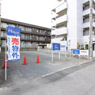 植栽もある歩道に面しています