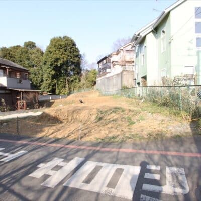 前面はきれいに舗装された道路です