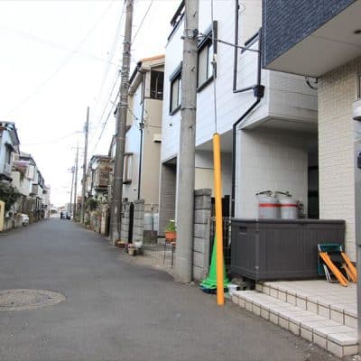 前面道路は交通量が少ないので小さなお子様がいるご家庭でも安心です