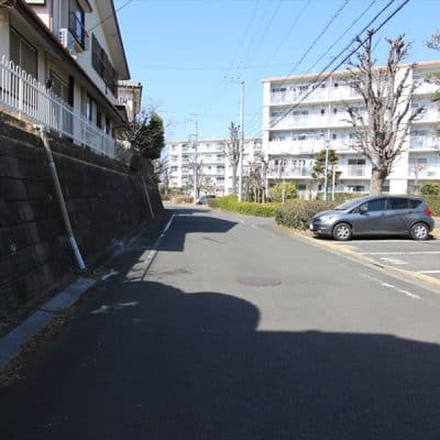 東側道路は６．２ｍ以上あるので、車でのすれ違いもスムーズです。