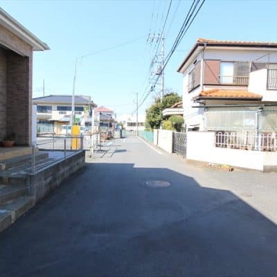 前面道路は交通量が少なめなので、静かな住環境です。