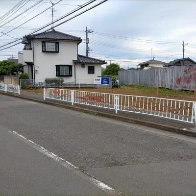 目の前は舗装されたきれいな道路です