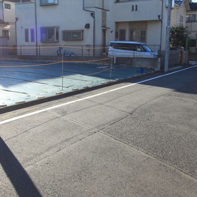 前面道路はきれいに舗装されています。