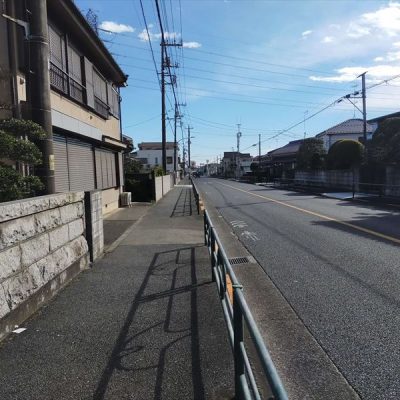 目の前は歩道もあるので安心です。