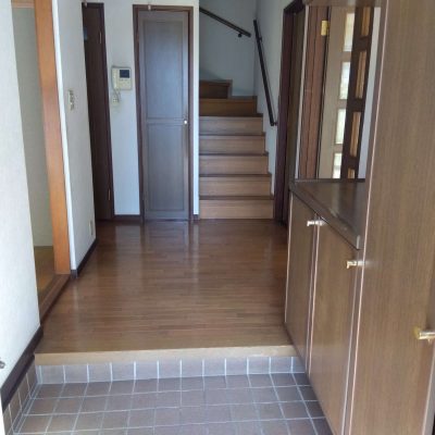玄関は明るい雰囲気です。シューズボックスも付いています。