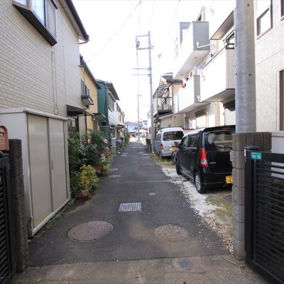車の通り抜けのない道路に面しているので、お子様がいるご家庭も安心です。