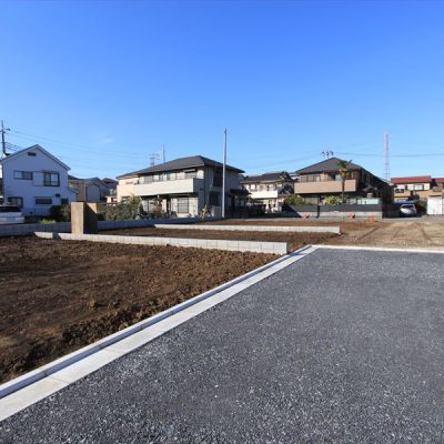 前面道路幅は約6.2ｍありますので、車の出し入れがラクです。