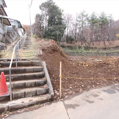 南側にある階段を上がっていった先に「都立野山北・六道山公園」があります。