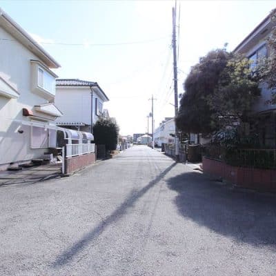 周辺環境は閑静な住宅街です。小学校も近いので子育てにも良い環境です。