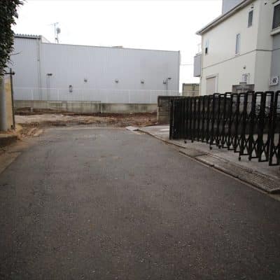 売地へ向かう前面道路です。車も通れます。