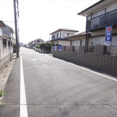 前面道路は交通量が少なめで、閑静な住宅街となります。