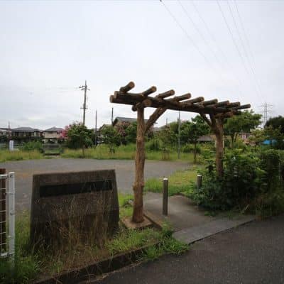 すぐ目の前は公園になっております。小さなお子様のいるご家庭にもおすすめ。