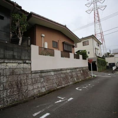 車の通り抜けしやすい公道に接しています。