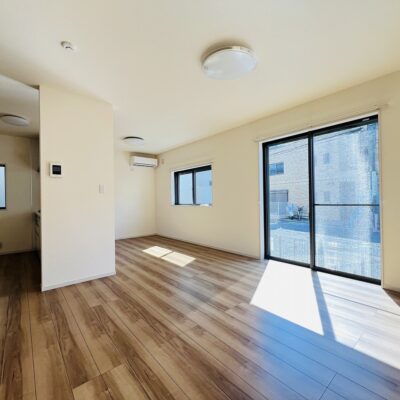 16帖の広いリビングは陽当たり◎