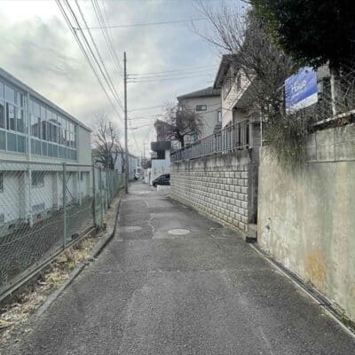 本村小学校までは徒歩２分。お子様がいるご家庭に嬉しい近さ。