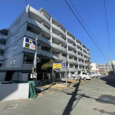 最寄り駅はＪＲ中央本線の立川駅で、駅から徒歩９分