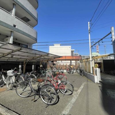 最寄り駅周辺は賑やかな繁華街で、帰り道には飲食店やコンビニエンスストアが