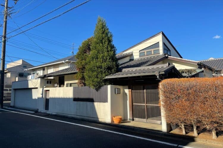 所沢市緑町/閑静な住宅街に佇む大型中古住宅/二世帯住宅向/土地：約106坪/建物約78.4坪