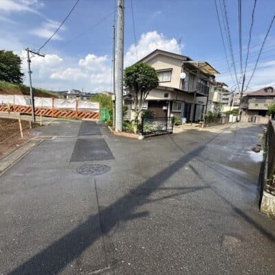 前面は公道に接道しております。