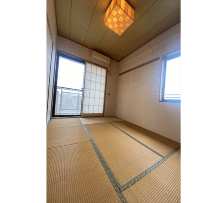 明るい和室　壁面にも窓が1か所ございます。