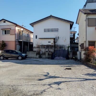 西側は駐車場になっています。